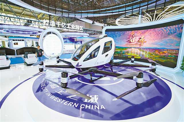 An airplane displayed at Liangping exhibition stand Chongqing International Expo Center on May 22 (Photographed by Xie Zhiqiang / Visual Chongqing)