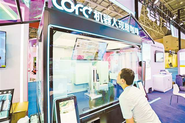 An attracting robot freshly ground coffee kiosk displayed at Chongqing International Expo Center on May 22 (Photographed by Xie Zhiqiang / Visual Chongqing)