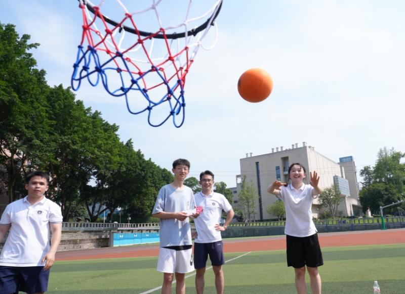 学生们正在体验心理健康活动节项目。通讯员 秦廷富 摄