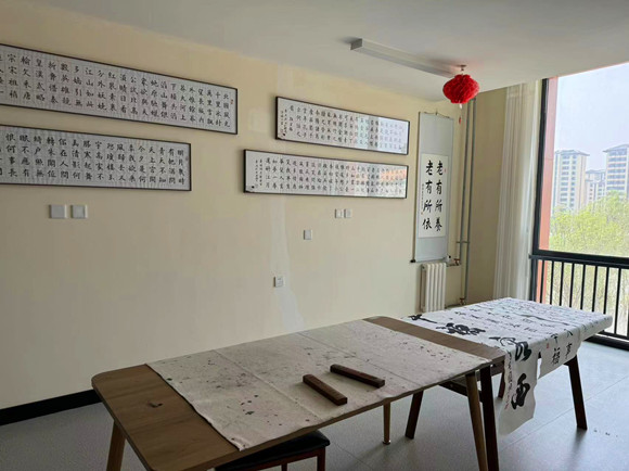 养老驿站书画室。华龙网 姬一鸣 摄