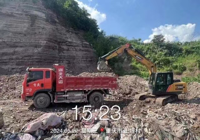 万州区对上坪机砖厂废弃矿坑回填混合垃圾进行清运。重庆市生态环境局供图