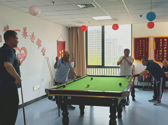 老人们在养老驿站内娱乐。华龙网 姬一鸣 摄