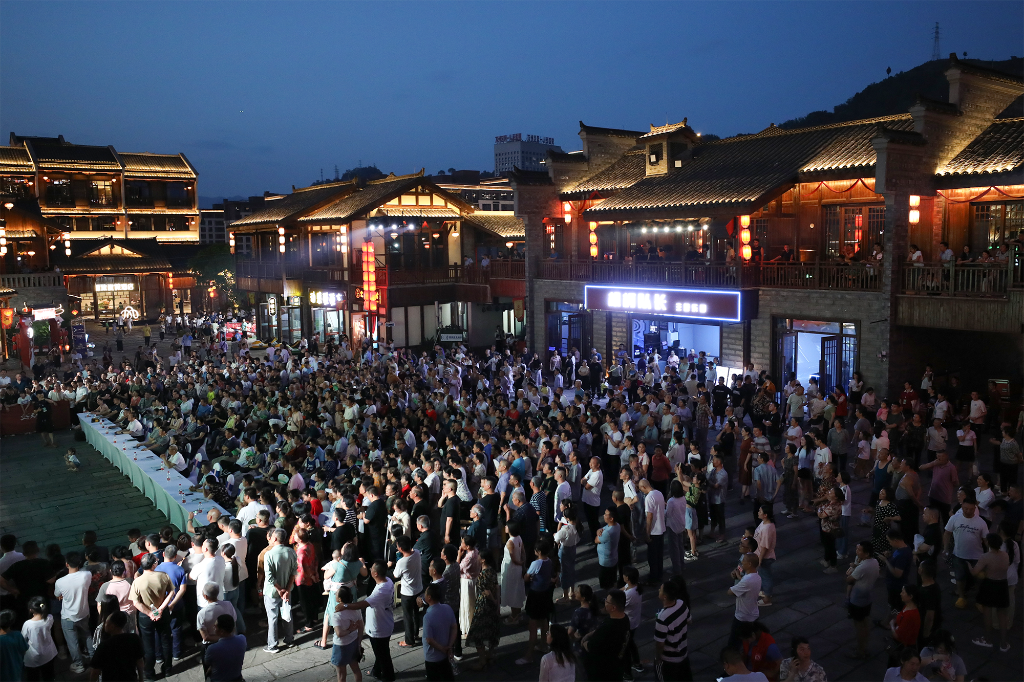 来自川渝两地的喜剧名家、曲艺达人的精彩展演，吸引众多市民前来观看。记者 夏娟 摄