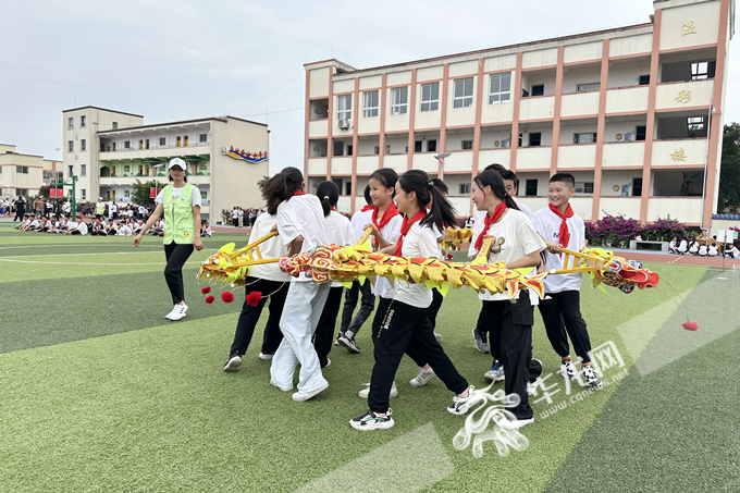 在临江小学操场上，孩子们正展示着各自乡村学校少年宫特色项目。华龙网 张颖绿荞 摄