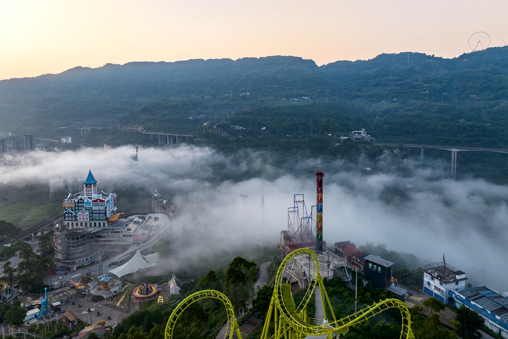 Buildings in the scenic area shrouded in the advection fog. (Photo provided by the scenic area)