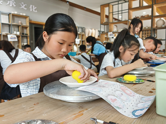 在校学生体验陶艺制作技法。通讯员 杨帆摄