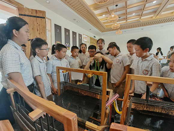 在校学生学习土家织锦知识与技法。通讯员 杨帆摄