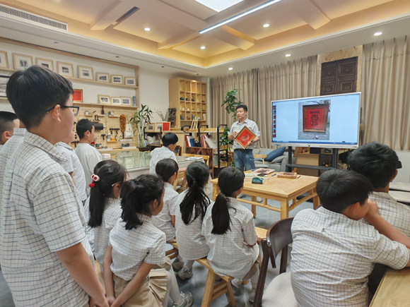 在校学生学习版画知识与技法。通讯员 杨帆摄