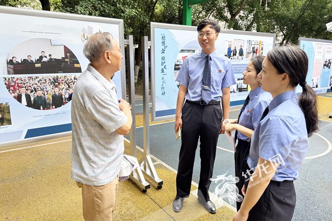 活动结束后，现场群众与检察官进一步交流。华龙网 张颖绿荞 摄