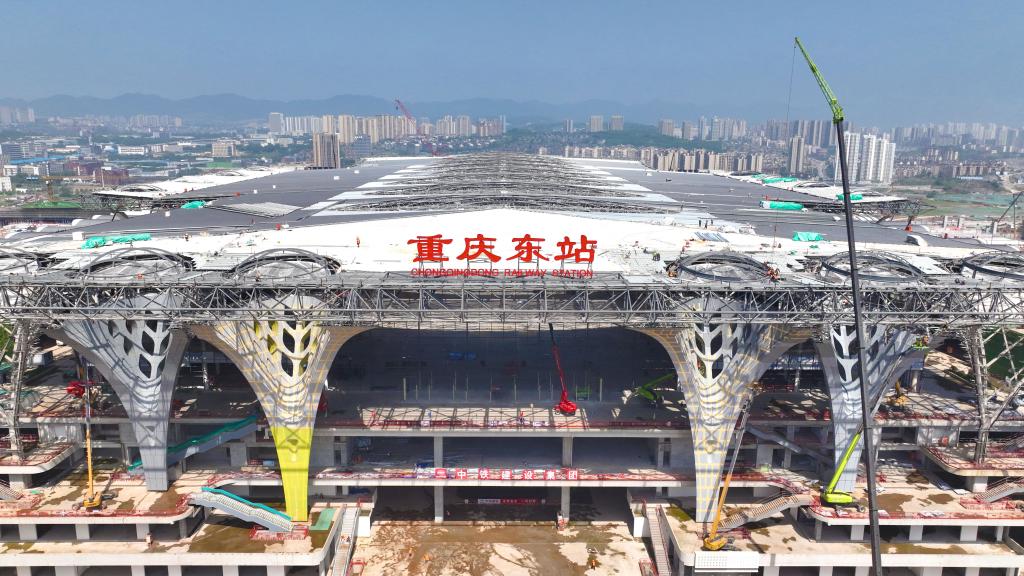 重庆东站是“西部地区最大高铁枢纽站”。