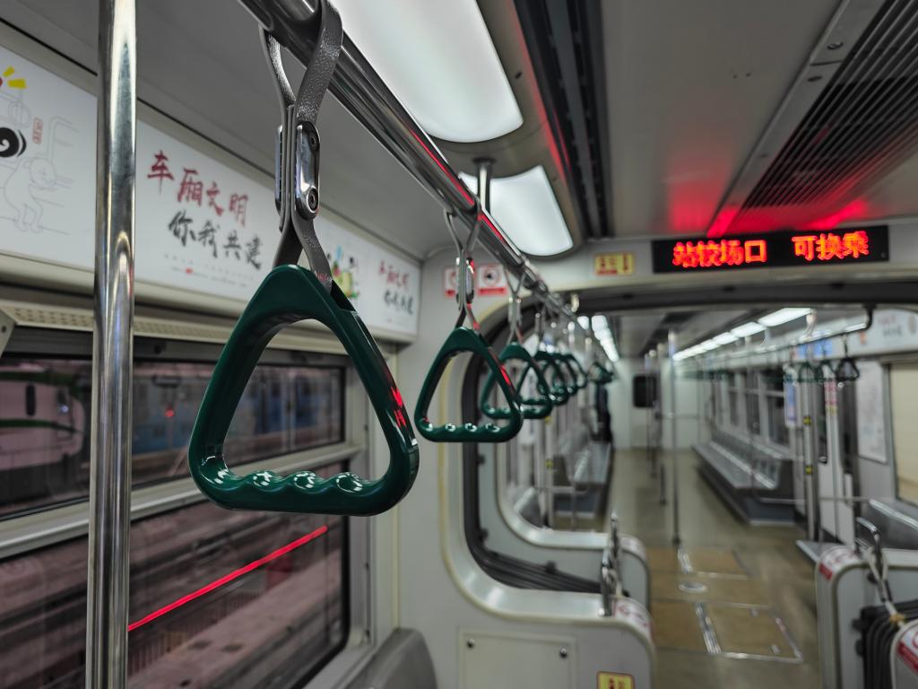 The handles in the upgraded eight-coach train (Photo provided by Chongqing Rail Transit Group)