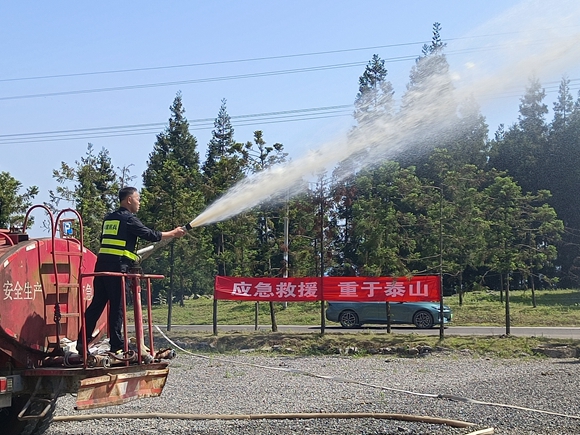 消防车队洒水救火