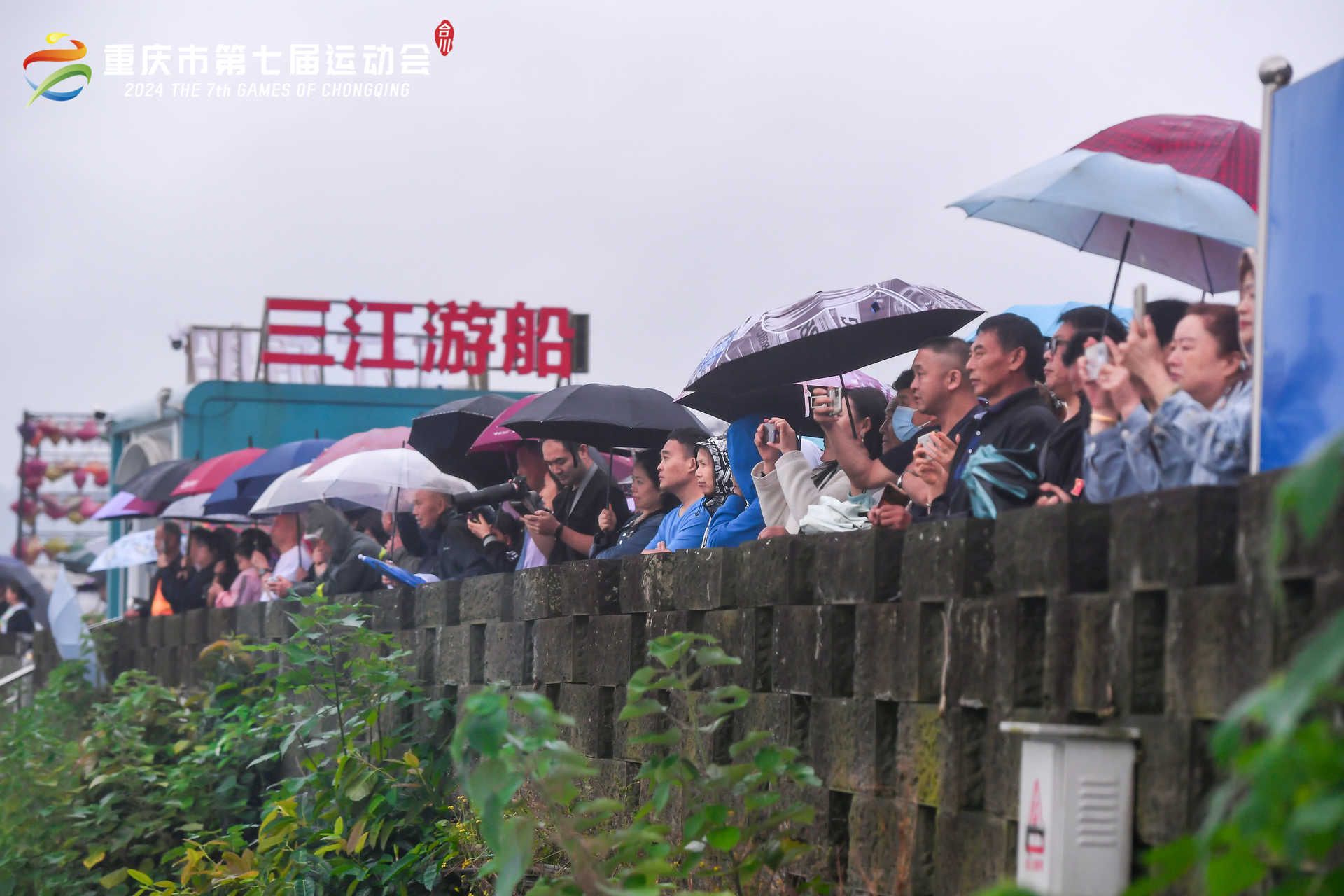 合川居民冒雨观看圣火采集仪式。活动主办方供图