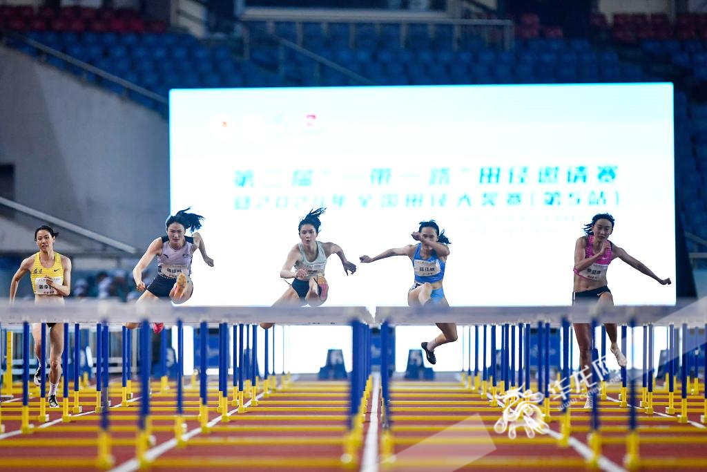 Xia Sining (third from left) won first place in the 100m hurdles final in 13 seconds 08 milliseconds.