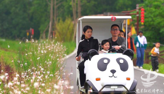 游客乘坐旅游观光车。