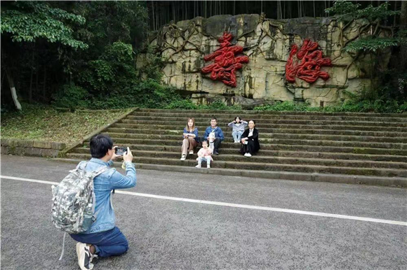 游客在拍照留念。通讯员 谭燕 摄