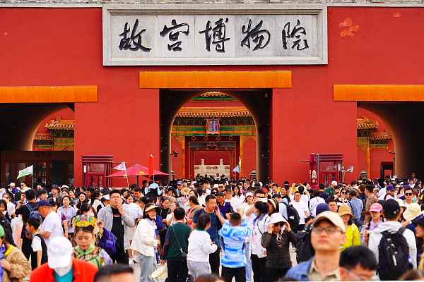 故宫神武门前人山人海。图片来源：视觉中国