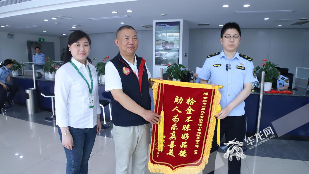 Taxi drivers Xie and He and the silk banner received from the owner.