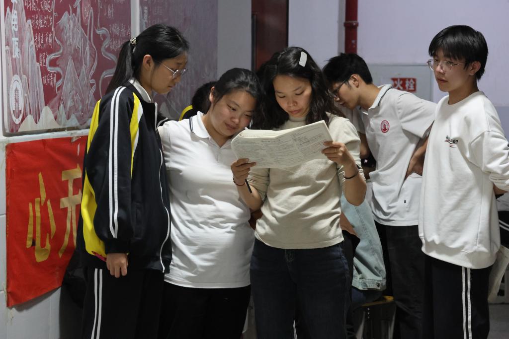 1——丰都县同文学校高三教师开展“摆摊式”辅导。受访者供图