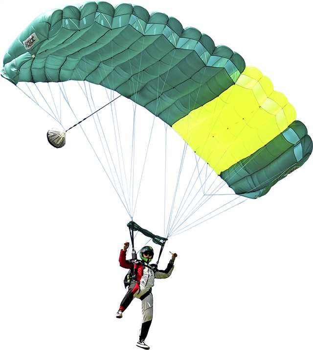 On May 1, at Liangping Airport, skydiving students maneuvered the parachute to achieve precise landing. (Photographed by Zheng Yu / Visual Chongqing)