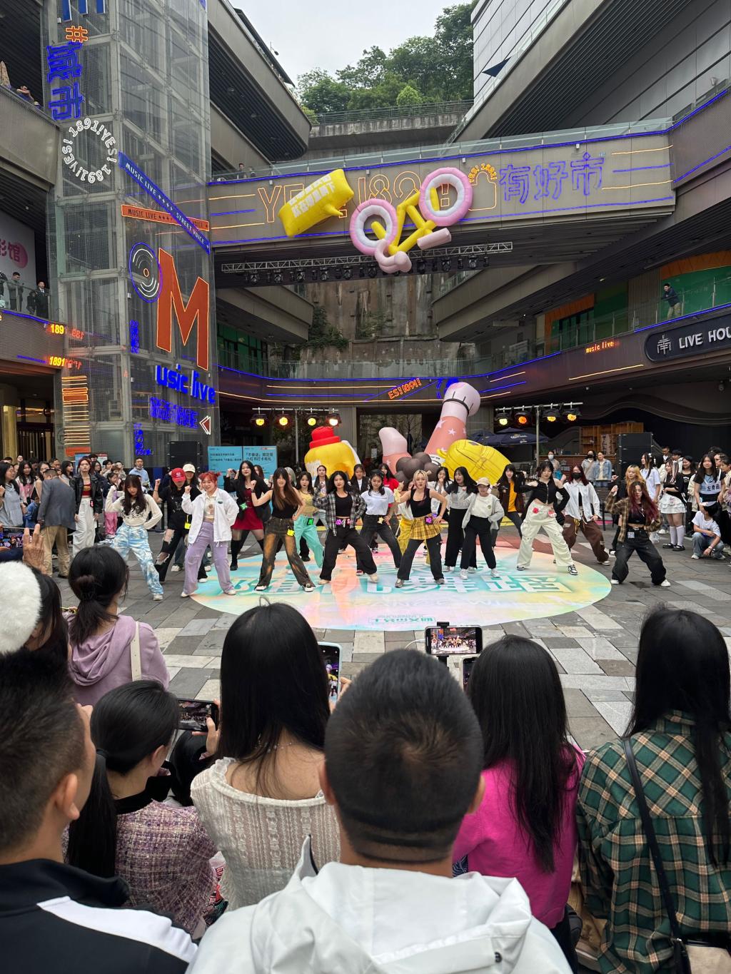 5月2日，南滨路1891 K-pop集市的随机舞蹈现场。小红书@不会说话的芝士 供图