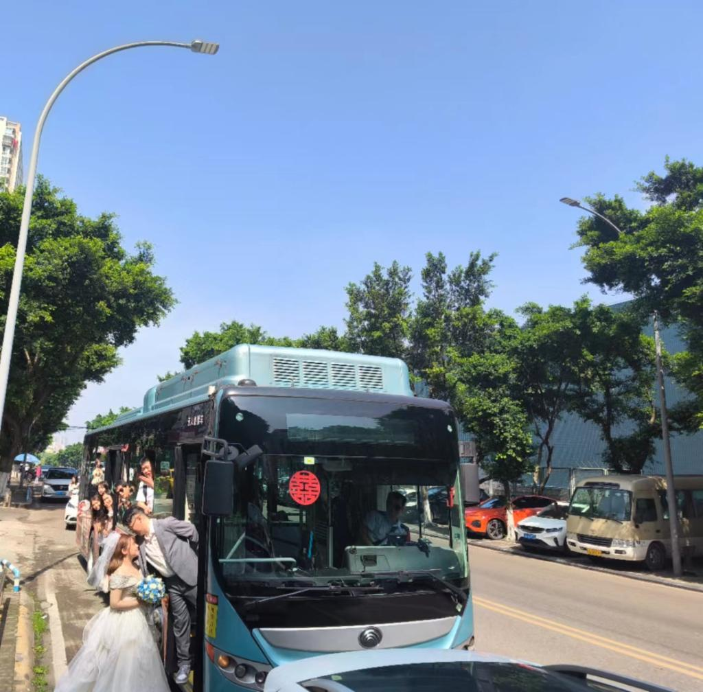 The couple got on the wedding bus. (Photo provided by the interviewee)