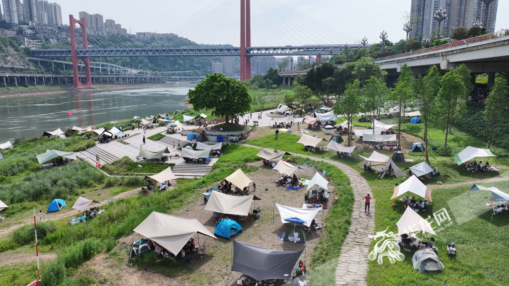 At Zhongshutuo Wharf, citizens were camping.