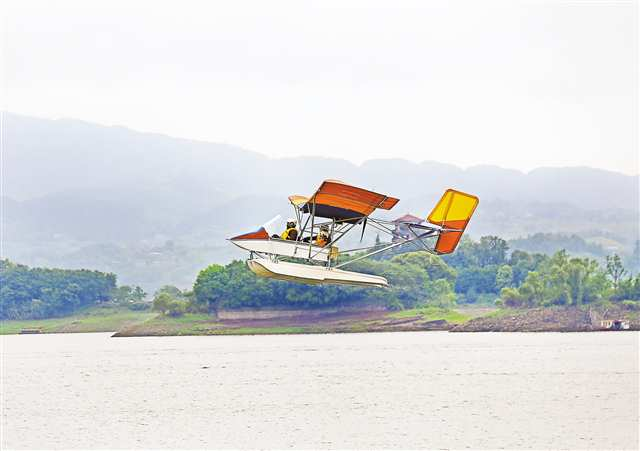 On May 2, in the Water Recreation Center of Changshou Lake Scenic Area, tourists took a seaplane over the lake surface. (Photographed by Li Hui and Liu Xiafei / Visual Chongqing)