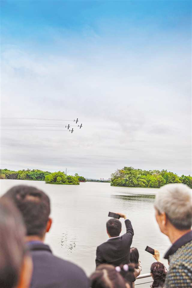 On April 30, along the shores of Longshui Lake in Dazu District, citizens and tourists were delighting in a low-altitude aerobatic performance. (Photographed by Huang Shu / Visual Chongqing)