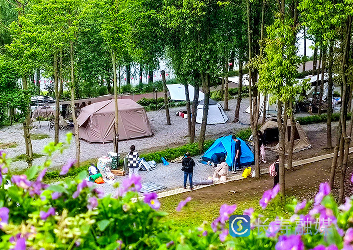 At the Changshou Lake camping base and the Laocaokou area, many citizens pitched tents for camping. (Photographed by Li Yan) 