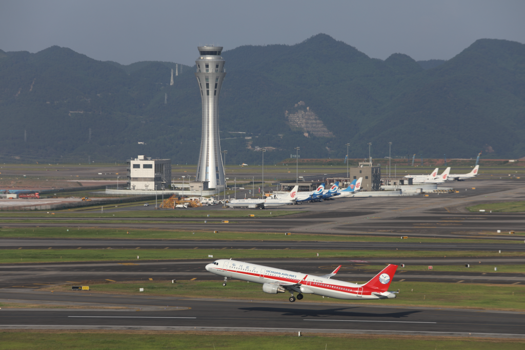 The flight from Chongqing Jiangbei International Airport is taking off. (Photo provided by Jiangbei International Airport)