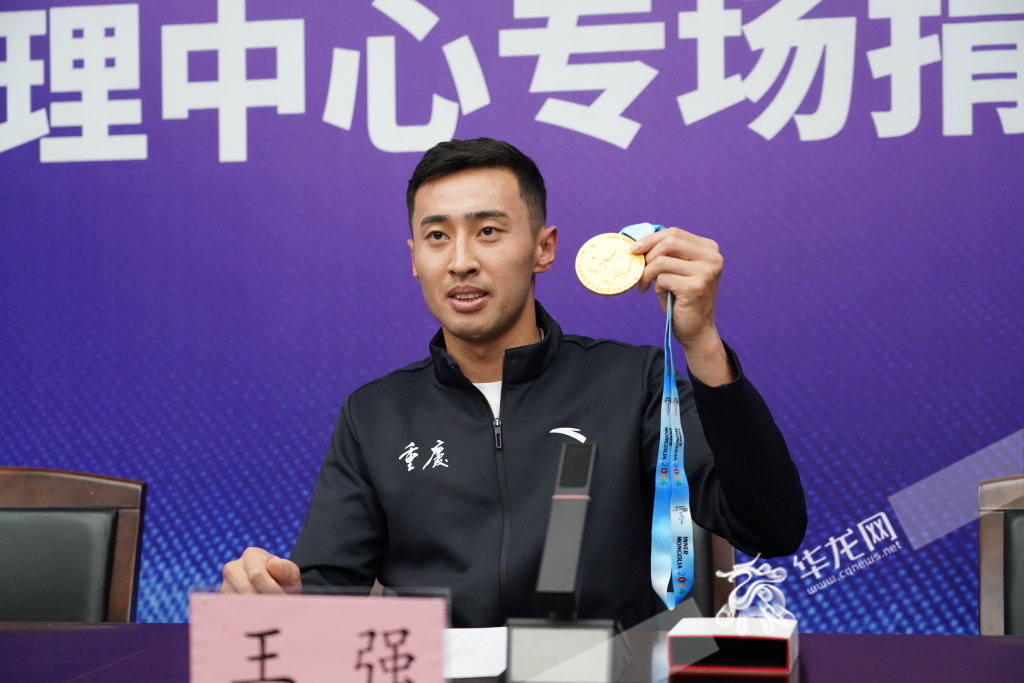 Wang Qiang showed the gold medal he donated.