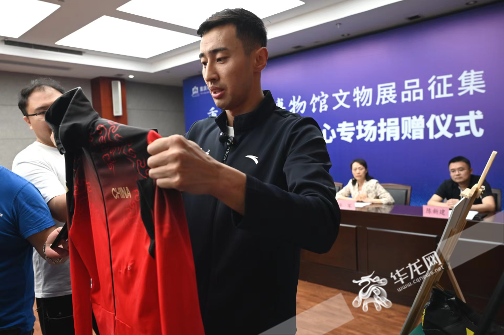 Wang Qiang showed the competition uniform he donated.