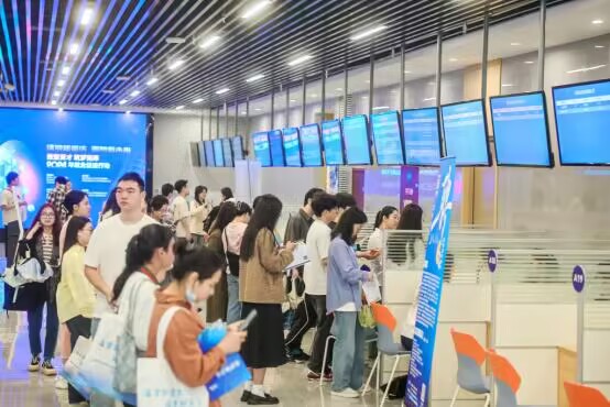 服务窗口。南岸区人力社保局供图 华龙网发