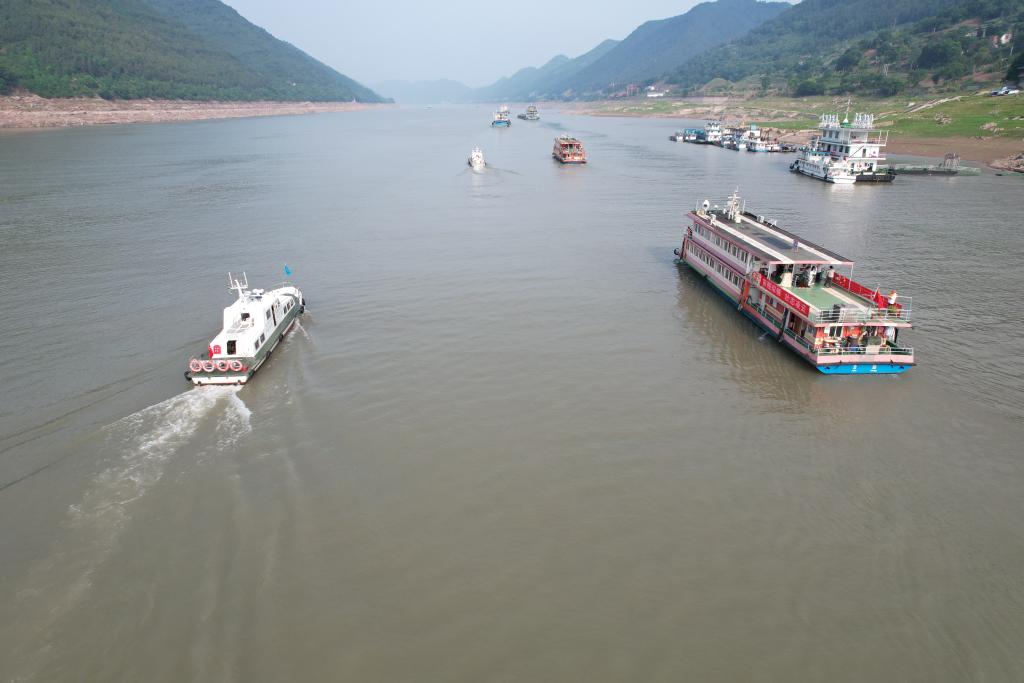 海巡艇全程护航。重庆海事局供图