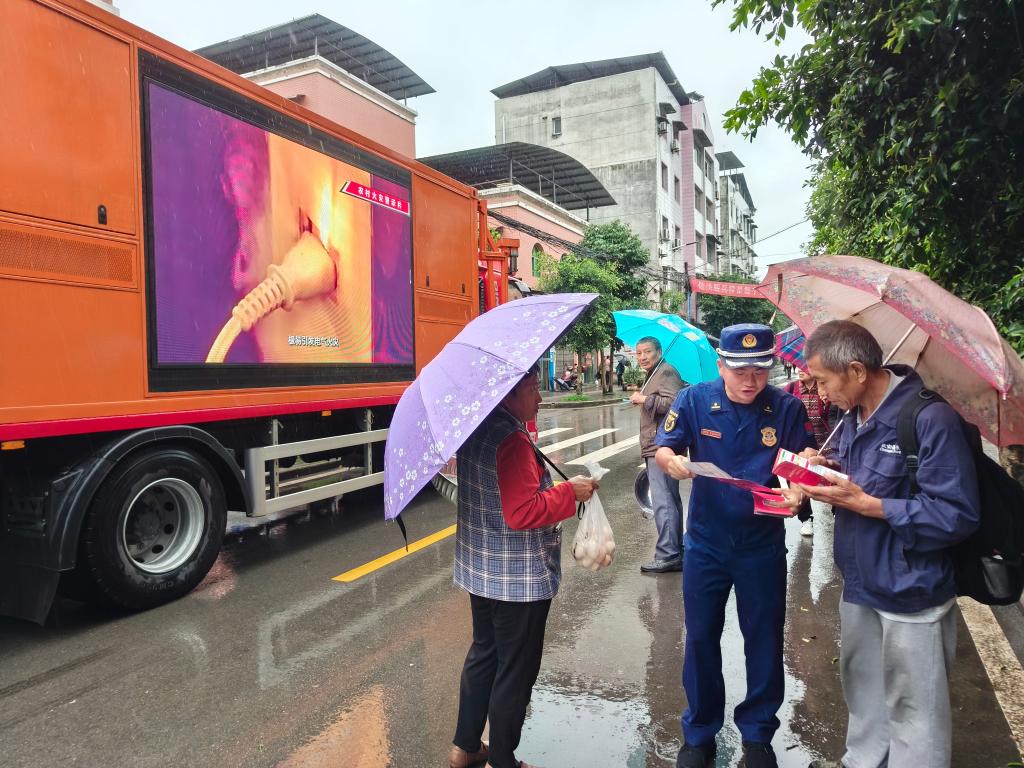 宣传活动现场。长寿区消防救援支队供图 华龙网发