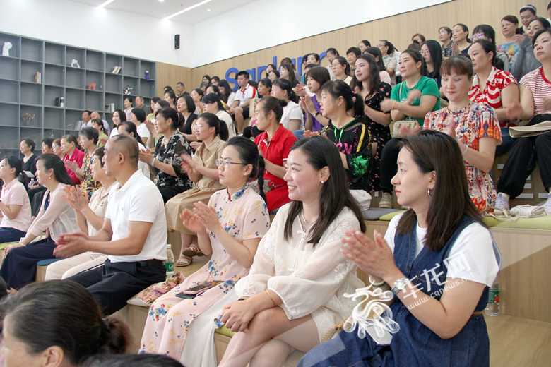 本次活动吸引近百名居民群众到场参与。华龙网 张颖绿荞 摄