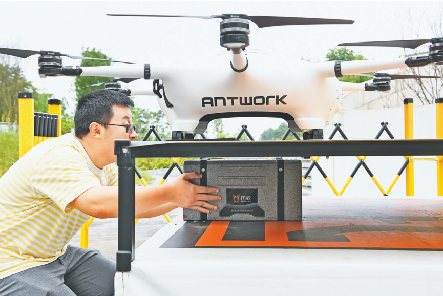 On June 5th, in Liangjiang Collaborative Innovation Zone, the staff are loading coffee onto a drone. (Photographed by Wang Jiaxi / Visual Chongqing)