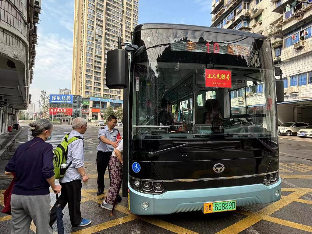 10路上新纯电公交车。重庆南部公交供图