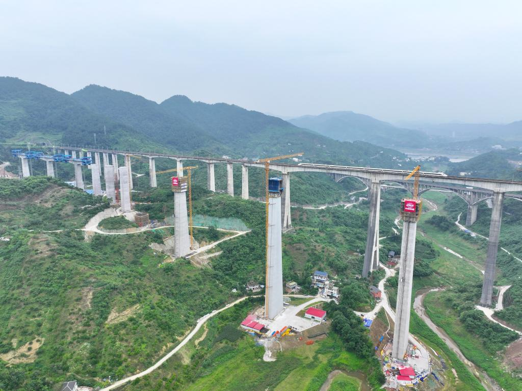 The 15th and 16th piers of the bridge are designed to be 150.5 meters tall. (Photo provided by Chongqing-Wanzhou High-Speed Railway Co., Ltd.)