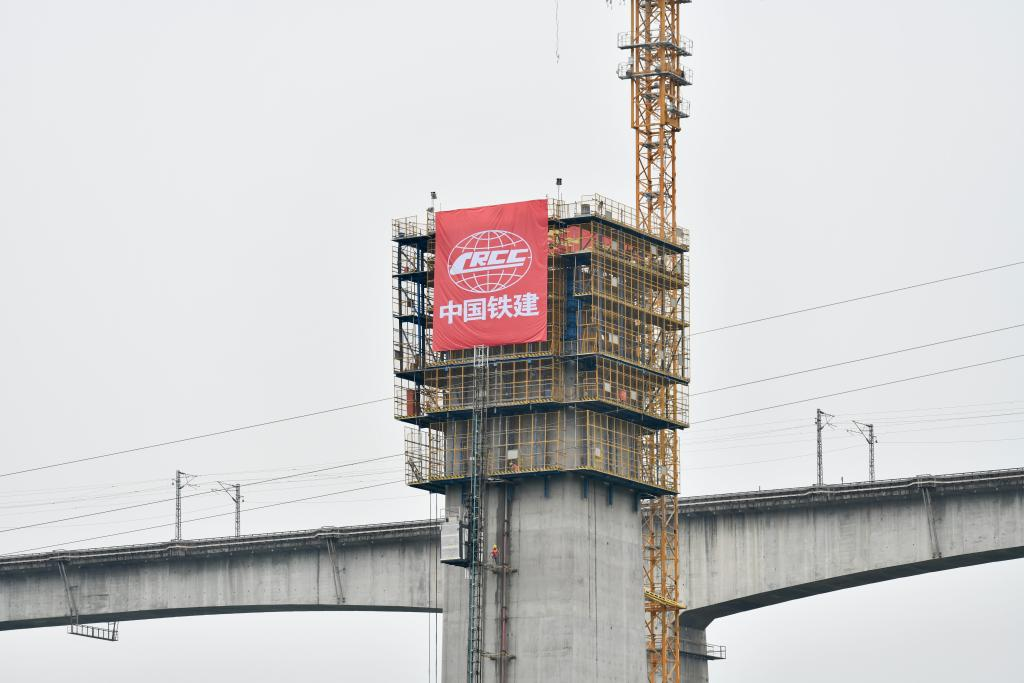 The entire bridge is expected to be fully completed by the end of June 2025. (Photo provided by Chongqing-Wanzhou High-Speed Railway Co., Ltd.)