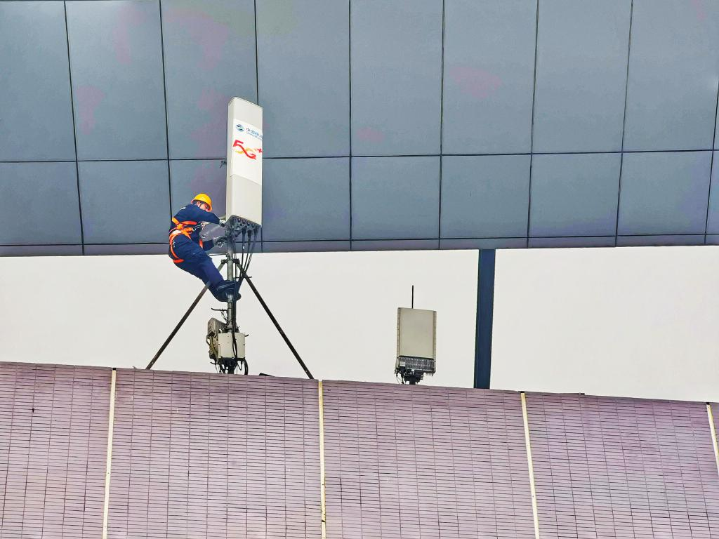 Chongqing Mobile's network optimization personnel are optimizing the wireless network signals at Yanghe Stadium. (Photo provided by the interviewee)