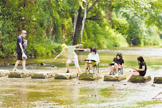 On June 12, in Pianyan Ancient Town, Jindaoxia Town, Beibei District, students sketched and played in the water on the waterfront path. (Photographed by Li Yuheng / Visual Chongqing)