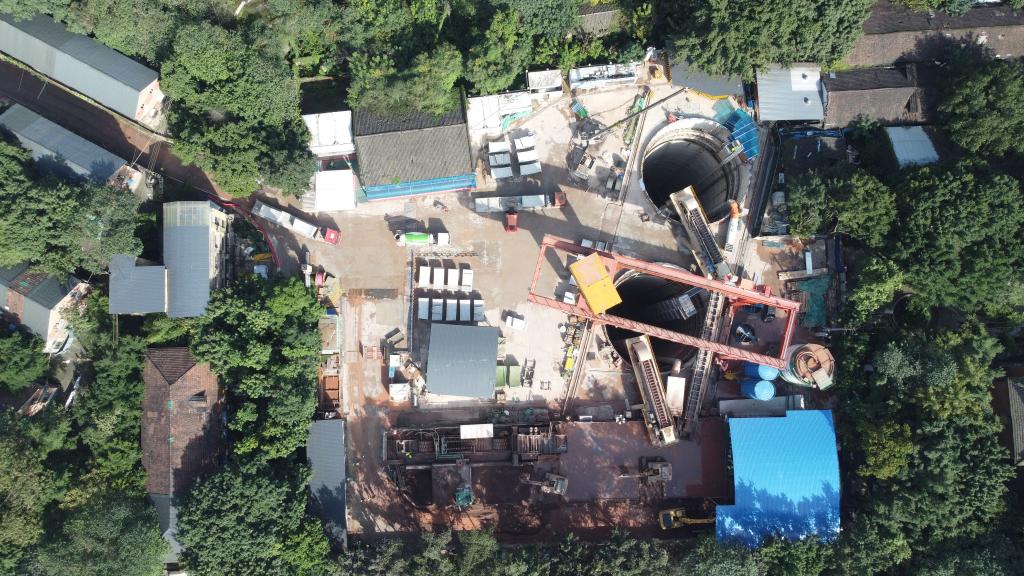 城轨快线27号线沙坪坝站至石桥铺站区间盾构渣土干湿分离施工现场。重庆交通开投铁路集团供图
