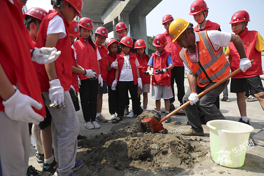 青少年观摩建筑师施工。华龙网首席记者 李文科 摄