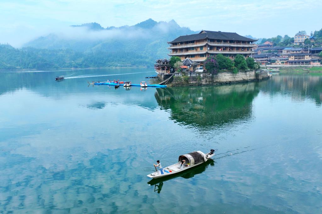 风景秀美的河湾山寨。