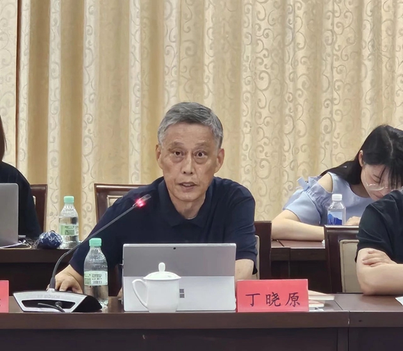 中国报告文学学会副会长丁晓原