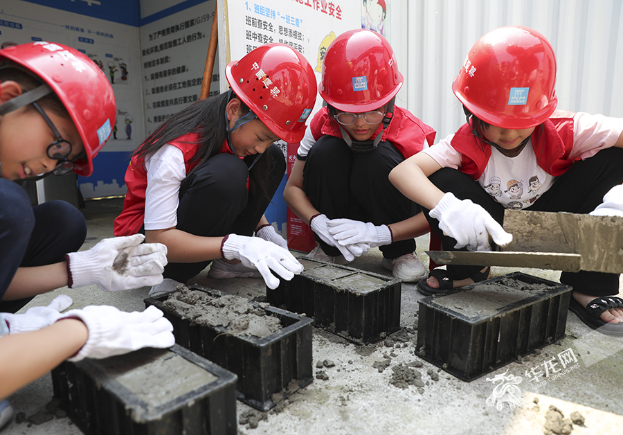 青少年体验建筑师职业。华龙网首席记者 李文科 摄