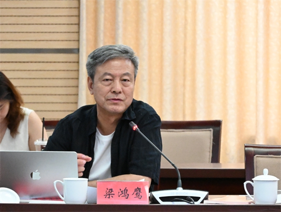 中国报告文学学会常务副会长兼秘书长梁鸿鹰