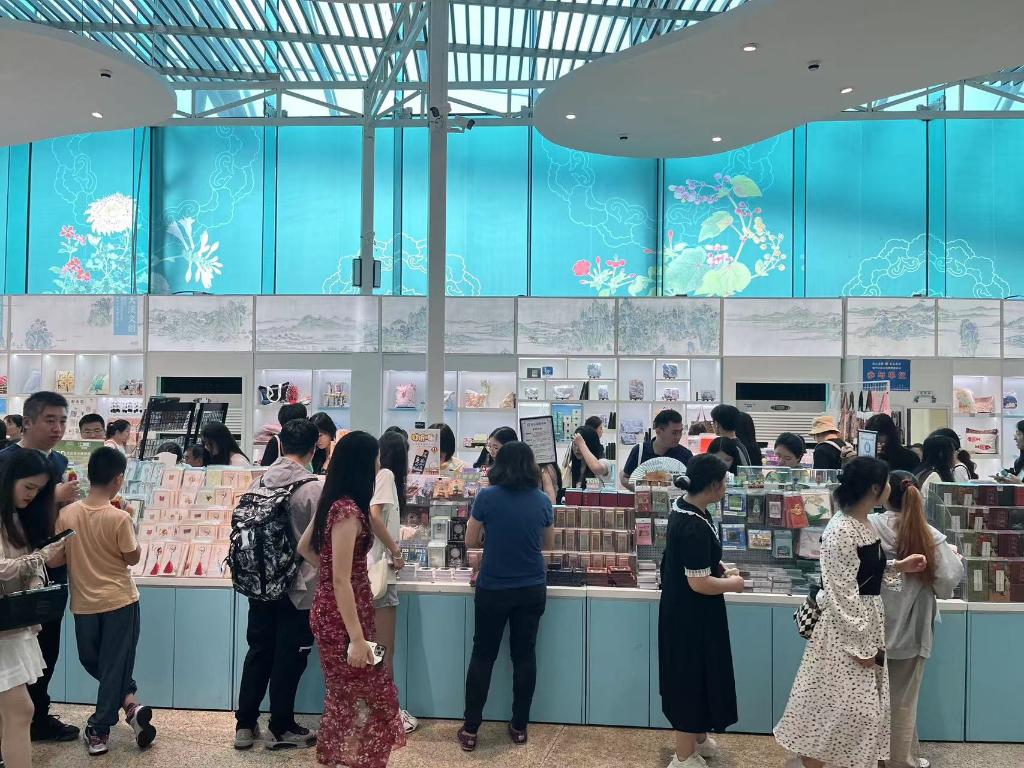 “国潮”起风时·文创篇 |文创产品、非遗技艺、国风体验……国潮风劲吹 圈粉年轻人